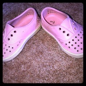 NATIVE pale pink toddler slip ons 💕